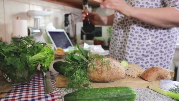 Mulher Adicionar Endro Fresco Para Salada Usar Tablet Cozinha Vinagre — Vídeo de Stock