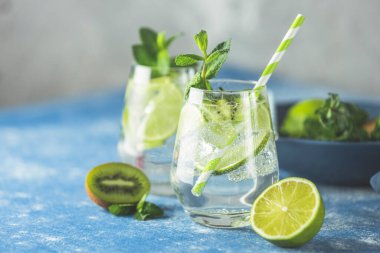 İki detoks suyu ya da kivi, limon, buz ve naneli martini tonik kokteyli. Yeni bir mojito, kivi, limon ve nane ve tabii ki buz.