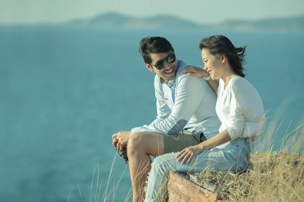 Portrait of asian younger man and woman relaxing vacation at sea — Stock Photo, Image