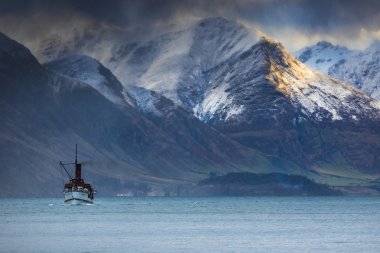 wakatipu Gölü Kraliçe eski buhar motoru teknenin güzel doğal manzaralı