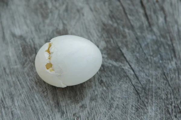 Casca de ovo de pombo quebrado no fundo de madeira — Fotografia de Stock