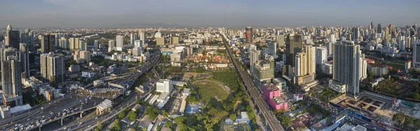 BANGKOK THAILAND - MAIO 3: vista aérea de alta residência e ônibus — Fotografia de Stock