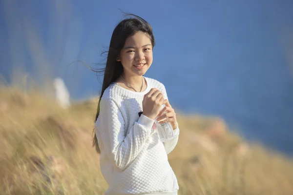 Portret toothy uśmiechniętą twarz asian Girl relaksujący emocji bas — Zdjęcie stockowe