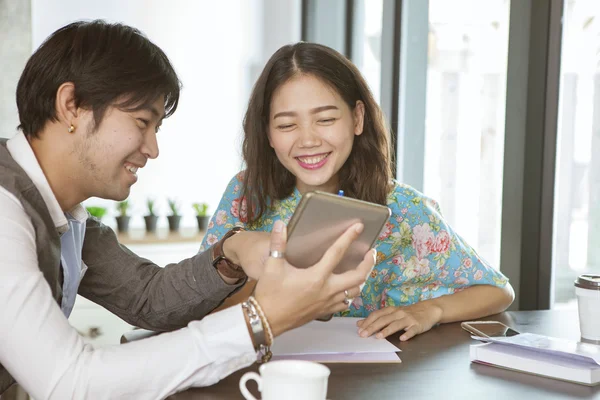 Asiatico più giovane uomo e donna rilassante con computer tablet in han — Foto Stock