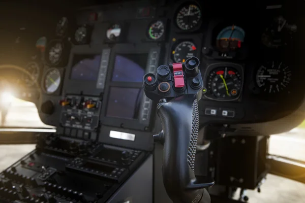 Hubschrauber-Steuerknüppel im Cockpit des Seitenpiloten — Stockfoto