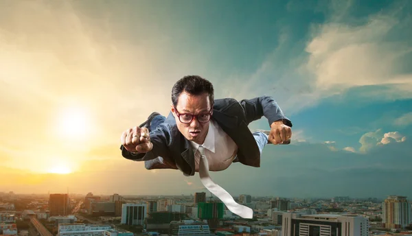 Obchodní muž létání nad mrakodrap pro úspěšné podnikání a — Stock fotografie