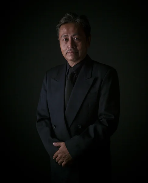Tailandês sênior homem vestindo preto terno tristeza emoção, retrato por — Fotografia de Stock