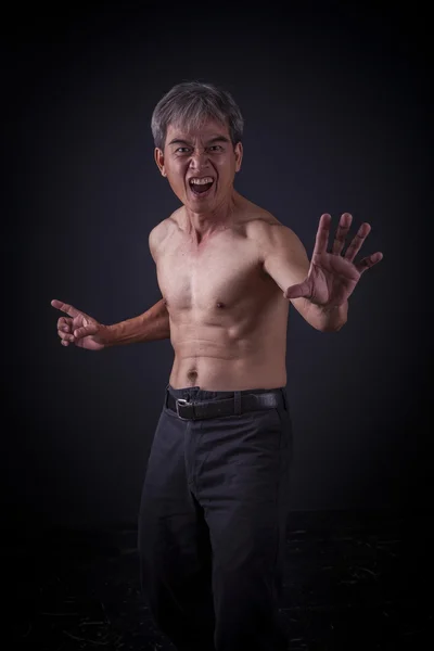 Asiático homem actiing chinês kungfu luta — Fotografia de Stock