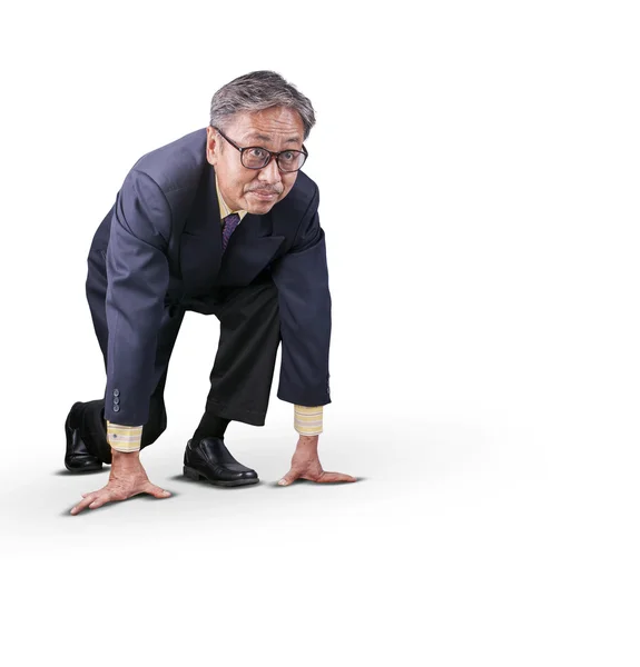 60 let let Asijské obchodní muž účtování jako běžec na start přístupu — Stock fotografie