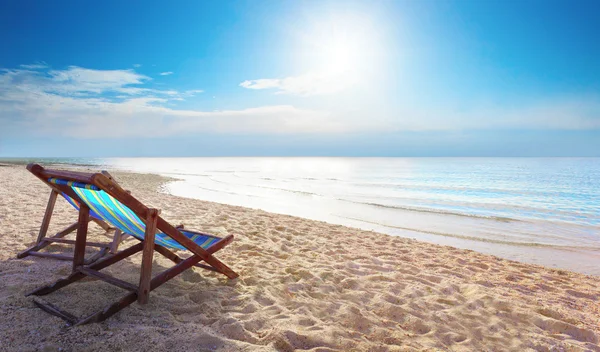 Couples of wood chair beach and blue sky at sea side for summer — Stockfoto