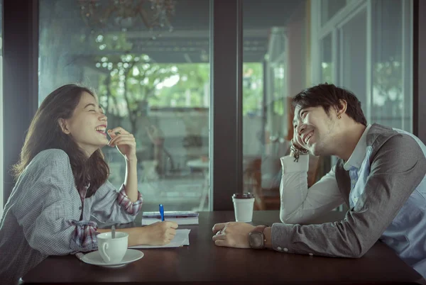 Couples of younger asian man and woman relaxing with hot coffee — Stock Photo, Image