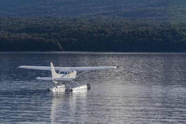 Wasserflugzeug schwimmt über te anau lake fiordland nationalpark n — Stockfoto
