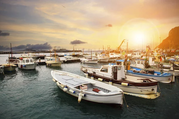 Piękny scenic portu wyspy capri, ważne podróżne destin — Zdjęcie stockowe