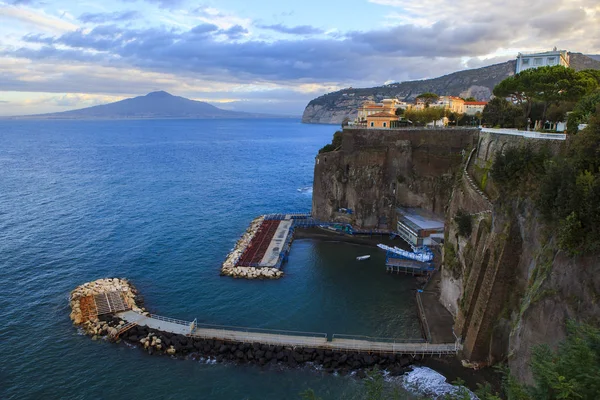 索伦托海岸地中海南意大利的岩石峭壁 — 图库照片