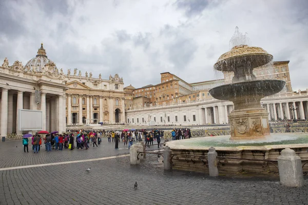 ST.PETER VATICANO ROMA ITÁLIA - NOVEMBRO 8: turista tomando um fot — Fotografia de Stock