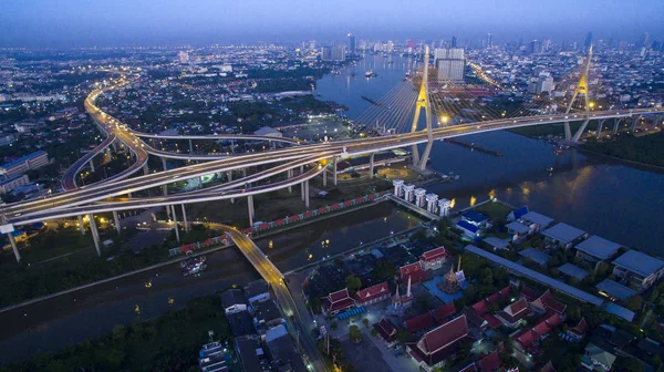 Vista aérea del puente de bhumibol hito importante y el tráfico tr — Foto de Stock