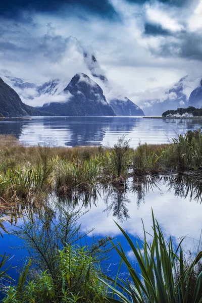 Belo cênico de milfordsound fiordland parque nacional importado — Fotografia de Stock