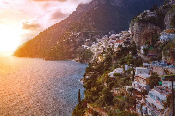 Beau paysage de la ville de positano côte méditerranéenne au sud — Photo
