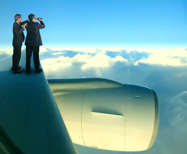 Dos de asiático hombre de negocios de pie en jet avión ala sobre blanco —  Fotos de Stock