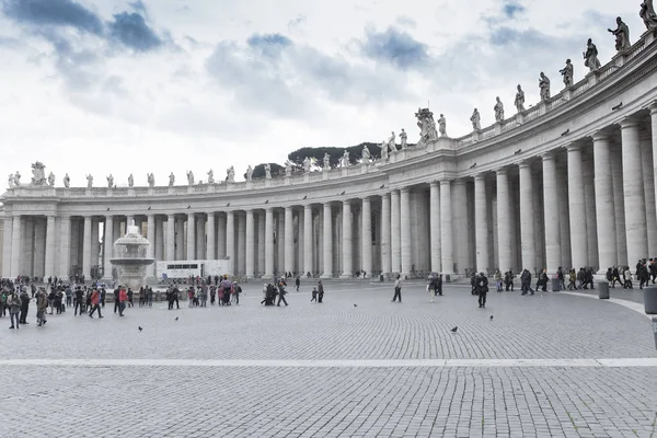 Peterskyrkan Vatikanstaten Rom Italien - 8 November: turist tar en phot — Stockfoto