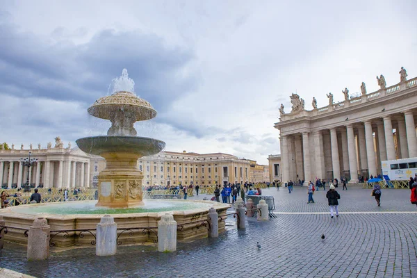 ST.PETER VATICANO ROMA ITÁLIA - NOVEMBRO 8: turista tomando um fot — Fotografia de Stock