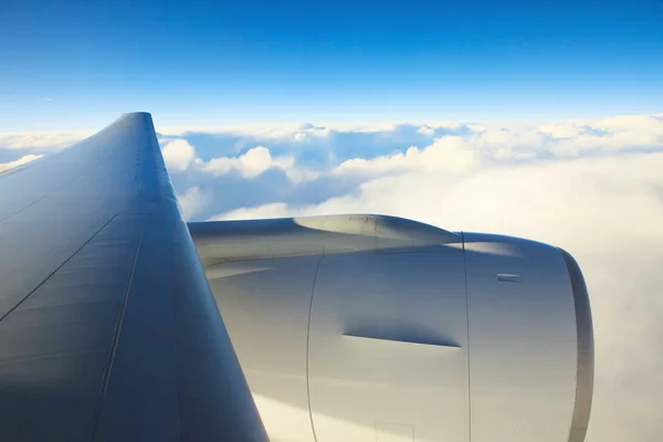 Aereo aereo motore e ala galleggiante sopra nuvola bianca e cielo blu — Foto Stock