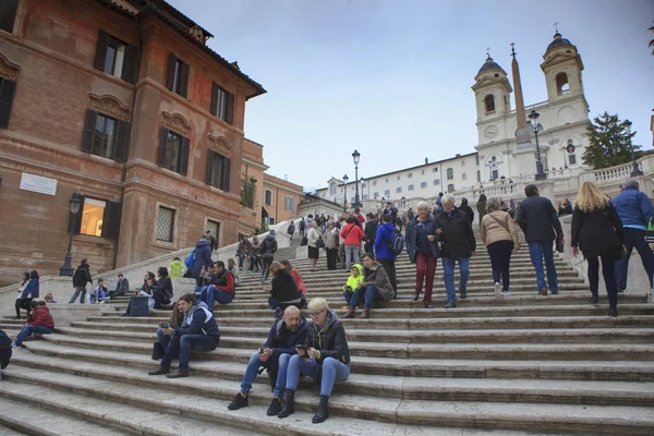 ROMA ITÁLIA - NOVEMBRO 8: grande número de turistas sentados no spa — Fotografia de Stock