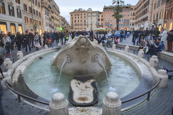 ROMA ITÁLIA - NOVEMBRO 8: grande número de turistas sentados em frente — Fotografia de Stock