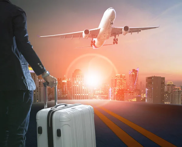 Business man and traveling luggage standing against skyline and — Stock Photo, Image