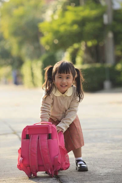 Азиатский студент играет после возвращения домой с эмоциями счастья — стоковое фото