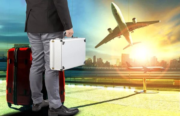 Бизнесмен и бревенчатый чехол, багаж, стоящий в аэропорту — стоковое фото