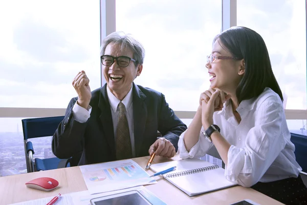 Pessoas trabalhando felicidade na sala de reuniões para o bem sucedido e bom — Fotografia de Stock