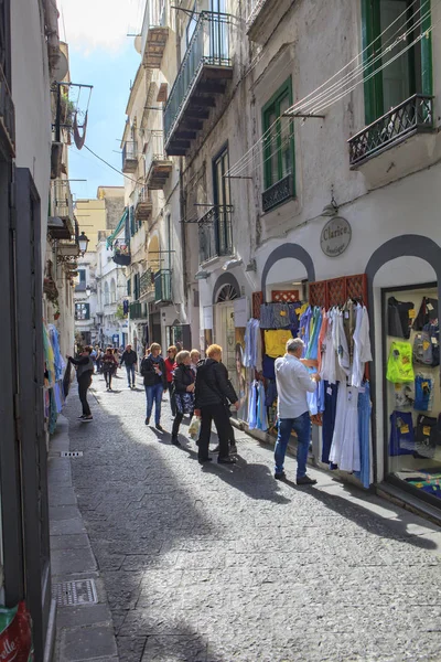 AMALFI TOWN SOUTH ITALY - 5 ноября: прогулка по узкой улице — стоковое фото