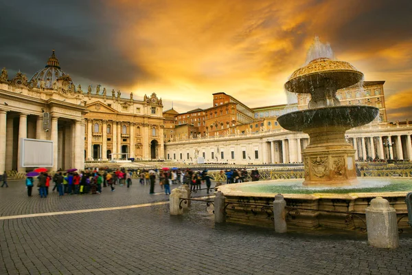St.peter basílica fonte vaticana roma itália importante religiou — Fotografia de Stock
