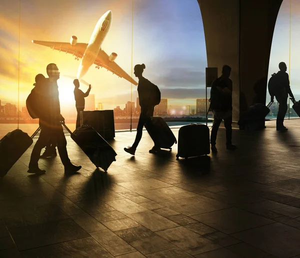 Personas y equipaje de viaje caminando en la terminal del aeropuerto y pas — Foto de Stock