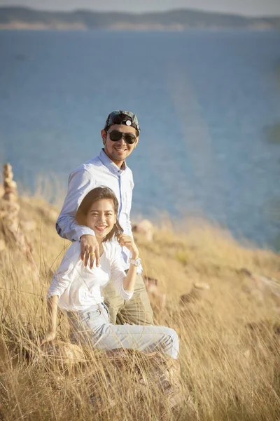 Portrait of asian younger man and woman relaxing vacation at sea — Stock Photo, Image