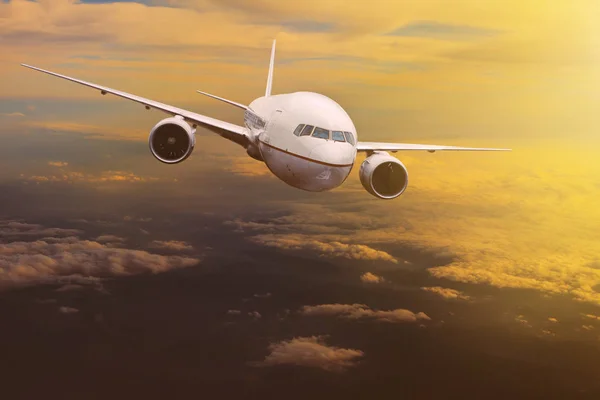 Avión viajero volando sobre el cielo naciente del sol —  Fotos de Stock