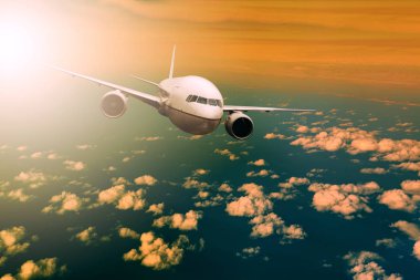 Hava traveli için güzel ışık gökyüzü üzerinde uçan yolcu uçağı