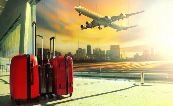Traveling luggage in airport terminal building and jet plane fly — Stock Photo, Image