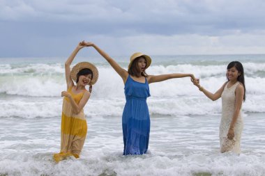 Genç Asyalı kadın relaixng tatil zamanda deniz plaj harika