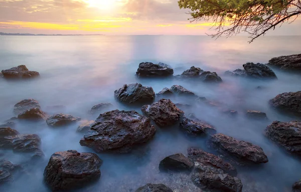 Schöne Sonne aufgehenden Himmel am Meeresstrand mit Langzeitbelichtung photogr — Stockfoto