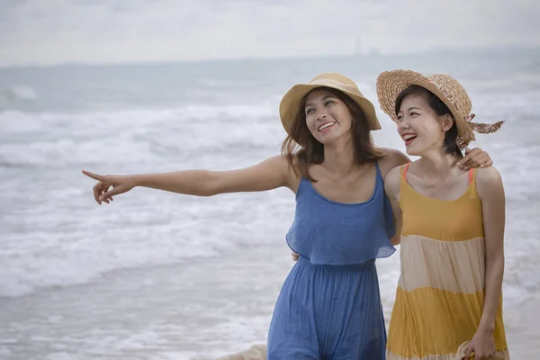 Joven asiático mujer amigo relajante emoción en mar playa verano va — Foto de Stock