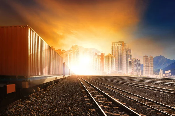 Containerzug fährt auf Bahngleis gegen Bea — Stockfoto