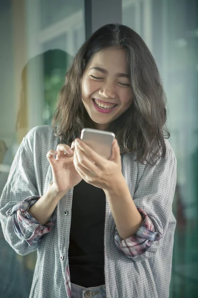 Asiatisk yngre kvinna som skrattar med lycka känslor söker och — Stockfoto