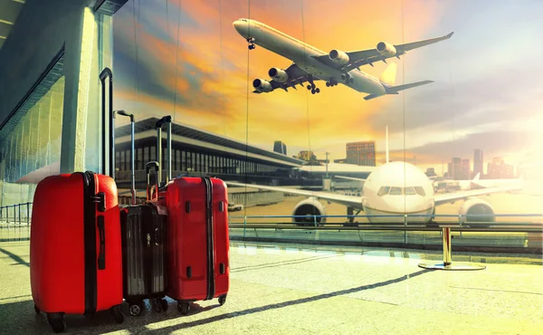 Traveling luggage in airport terminal building and jet plane fly — Stock Photo, Image