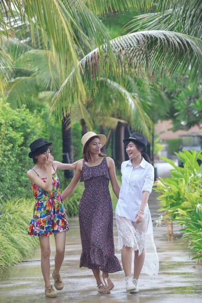 Mladší skupina asijských žena relaxační pohnutím štěstí v gar — Stock fotografie