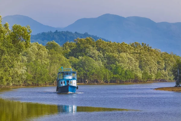 Boot im Fluss Ranong im Süden Thailands — Stockfoto