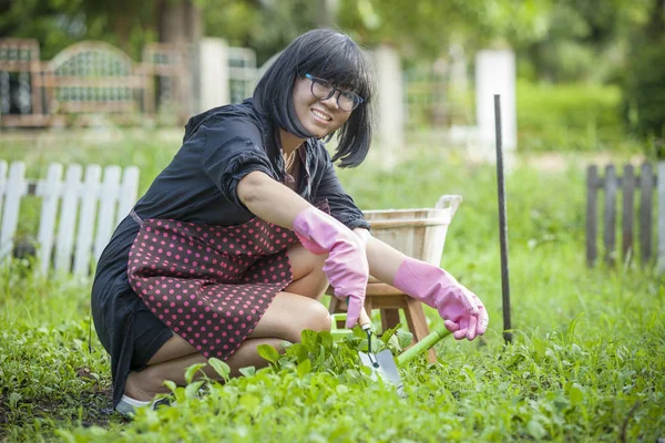 Aziatische vrouw ontspannen geluk emotie aanplant van organische vegetabl — Stockfoto