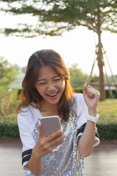 Jovem asiático mulher assistindo para celular tela com surprisi — Fotografia de Stock