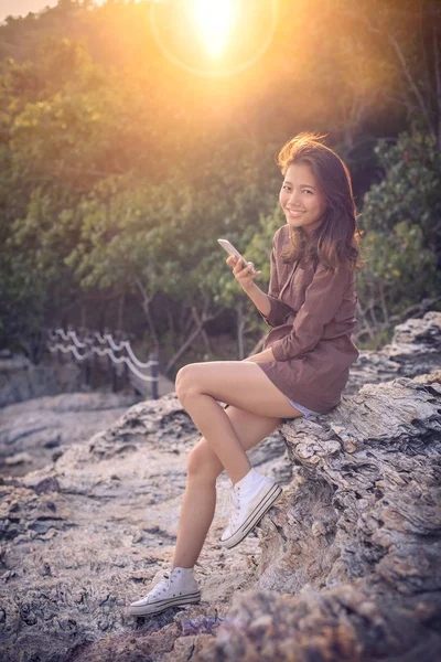 Giovane donna asiatica dentino sorridente faccia felicità emozione con s — Foto Stock